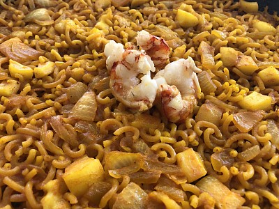 Fideuá con sepia y gambas