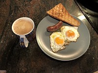 Huevos fritos + salchicha