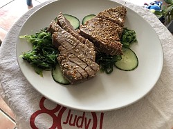 Tataki de atún + ensalada de wakame